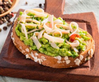 TOSTADAS DE PAN DE AVENA CON JAMÓN DE PAVO